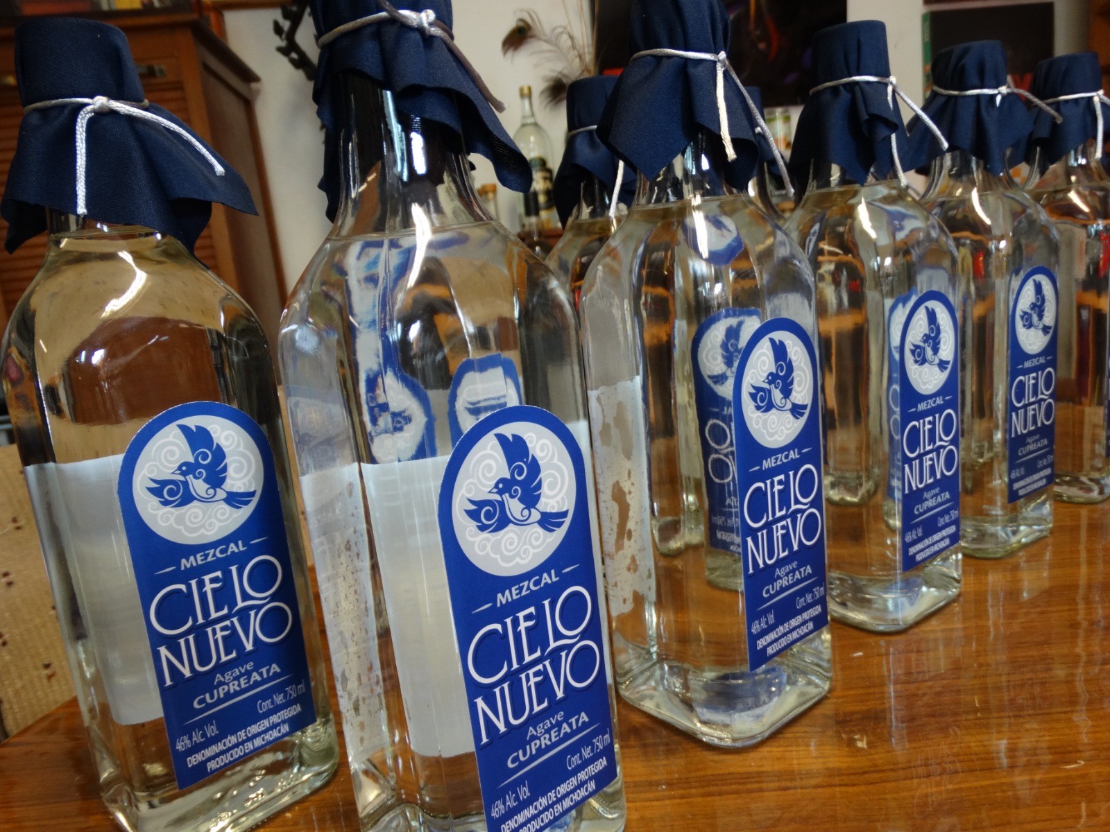 Botellas de mezcal Cielo Nuevo con etiquetas azules de agave Cupreata