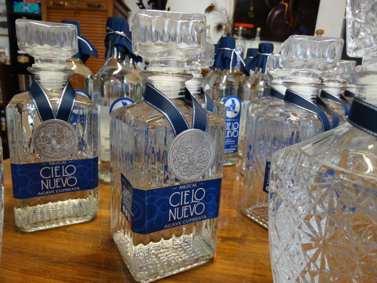 Detalle de botellas de mezcal de agave Cupreata
